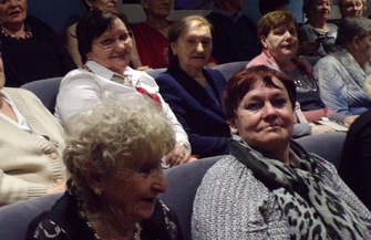 Seniorzy ze Szlichtyngowej w teatrze FOTO