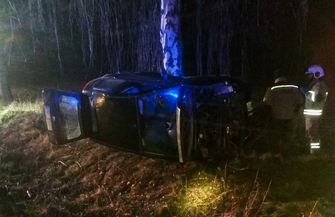 Wpadła do rowu i zatrzymała się na drzewie