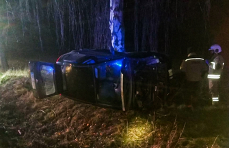 Wpadła do rowu i zatrzymała się na drzewie