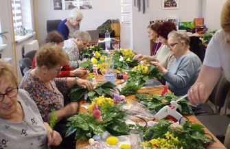 Seniorzy z Gminy Szlichtyngowa tworzą piękne ozdoby wielkanocne FOTO