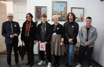 Wschowa uczniowie wręczali żonkile na pamiątkępowstania w getcie warszawskim