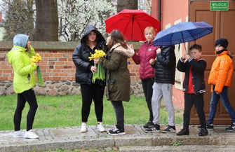 Wschowa uczniowie wręczali żonkile na pamiątkępowstania w getcie warszawskim