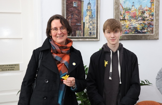 Wschowa uczniowie wręczali żonkile na pamiątkępowstania w getcie warszawskim