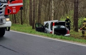 Wypadek na DW 318 kierowca mercedesa wpadłdo rowu i uderzył w drzewo FOTO