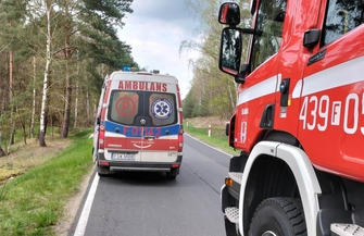 Wypadek na DW 318 kierowca mercedesa wpadłdo rowu i uderzył w drzewo FOTO