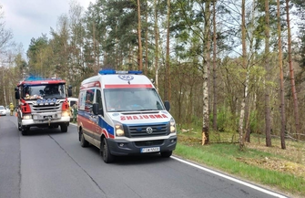Wypadek na DW 318 kierowca mercedesa wpadłdo rowu i uderzył w drzewo FOTO