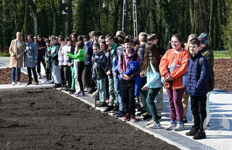 Burmistrz Sławy zasadził drzewo