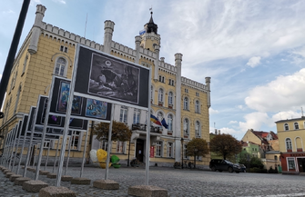 Przed wschowskim ratuszem można podziwiaćprace Przemysława Adamowskiego