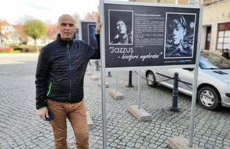 Przed wschowskim ratuszem można podziwiaćprace Przemysława Adamowskiego