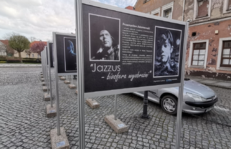 Przed wschowskim ratuszem można podziwiaćprace Przemysława Adamowskiego