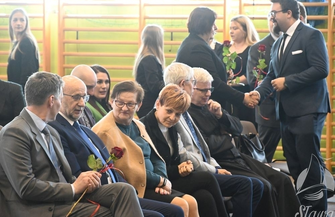ZSP Sława Oficjalne pożegnano maturzystów i przekazano nowy sztandar