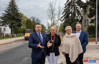 Trwa wylewanie asfaltu na ul. Ogrodowej VIDEO