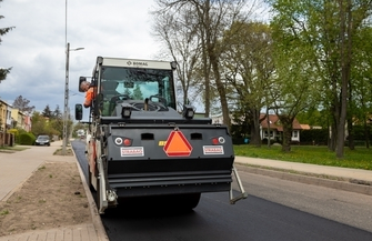 Trwa wylewanie asfaltu na ul. Ogrodowej VIDEO