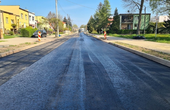 Trwa wylewanie asfaltu na ul. Ogrodowej VIDEO