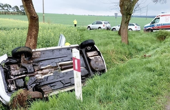 28-letni kierowca Skody Fabii dachował na drodze Sława-Stare Strącze FOTO