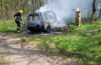 Nowe Strącze Samochód zaparkowany w lesie spłonął doszczętnie FOTO
