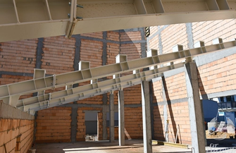 Burmistrz Sławy oceniał postępy budowy nowej sali widowiskowo-teatralno-kinowej