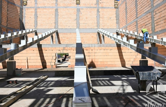 Burmistrz Sławy oceniał postępy budowy nowej sali widowiskowo-teatralno-kinowej