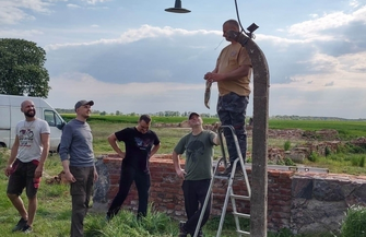 Więźniarki przeżywały tu niemieckie piekło. Na ruinach folwarku nieopodal Przybyszowa stanie tablica informacyjna