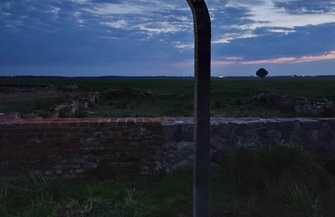 Więźniarki przeżywały tu niemieckie piekło. Na ruinach folwarku nieopodal Przybyszowa stanie tablica informacyjna