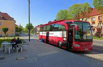 Pod wschowskąkomendą policji stanąłkrwiobus FOTO