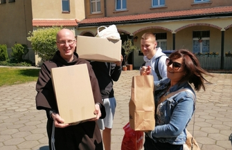 Bezdomny nie jest obcy Hufiec Pracy z I Zespołem Szkół pomagają potrzebującym