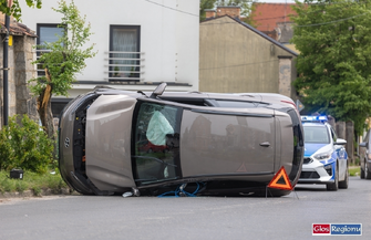 Wschowa. Elektryczny Hyundai wylądował na boku FOTO