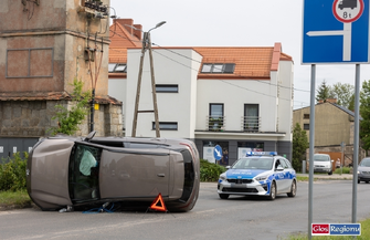 Wschowa. Elektryczny Hyundai wylądował na boku FOTO