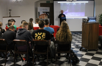 W Bibliotece odkrywali tajniki dzikiej przyrody Spotkanie z Piotrem Dziełakowskim