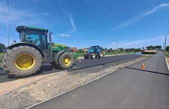Tylewice. Beczka wywróciła się na bok. Na jezdnię wylała sięgnojowica