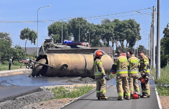Tylewice. Beczka wywróciła się na bok. Na jezdnię wylała sięgnojowica
