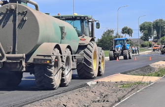 Tylewice. Beczka wywróciła się na bok. Na jezdnię wylała sięgnojowica