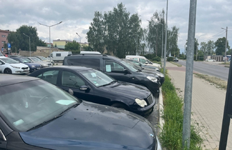 Wschowa. Z publicznego parkingu robią giełdę samochodową