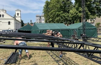 Na Placu Kosynierów trwa montaż sceny. Dni Wschowy jużw piątek FOTO