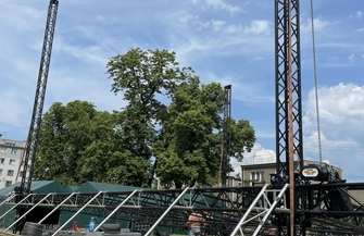 Na Placu Kosynierów trwa montaż sceny. Dni Wschowy jużw piątek FOTO