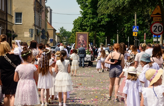 Boże Ciało Wschowa 2023. Setki wiernych przeszło ulicami w procesji FOTO