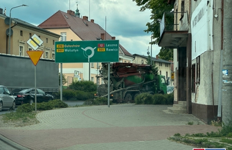 Wschowa. Tworzą się korki. Kierowcy muszą omijać betonowóz FOTO