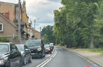 Wschowa. Tworzą się korki. Kierowcy muszą omijać betonowóz FOTO