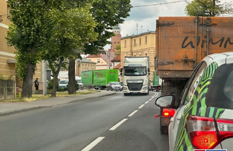 Wschowa. Tworzą się korki. Kierowcy muszą omijać betonowóz FOTO