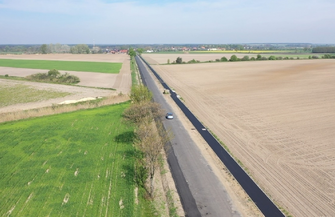 Na drodze Wyszanów-Szlichtyngowa wylewana jest warstwa ścieralna jezdni FOTO