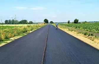 Na drodze Wyszanów-Szlichtyngowa wylewana jest warstwa ścieralna jezdni FOTO