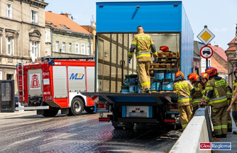 Wschowa. Skrzyżowanie pod klasztorem zablokowane. Na drogę wylała sięmasa asfaltowo-kauczukowa FOTO