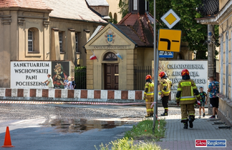 Wschowa. Skrzyżowanie pod klasztorem zablokowane. Na drogę wylała sięmasa asfaltowo-kauczukowa FOTO
