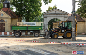 Wschowa. Skrzyżowanie pod klasztorem zablokowane. Na drogę wylała sięmasa asfaltowo-kauczukowa FOTO