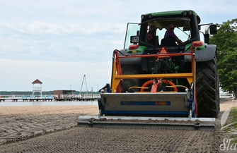 Sława. Trwa głębokie oczyszczanie plaż na terenie SCKiW VIDEO
