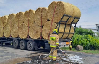 Ciepielówek. Zapaliłsięsamochód ciężarowy przewożący bele słomy FOTO