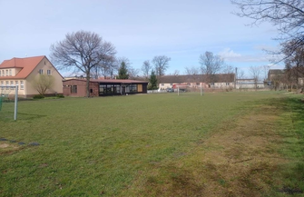 Startuje budowa boiska do piłki nożnej przy Szkole Podstawowej w Jędrzychowicach