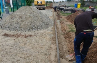 Nowa kostka przy szkole w Łupicach FOTO