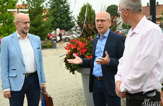 Nowy drogowskaz na sławskim rynku