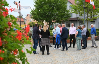 Nowy drogowskaz na sławskim rynku